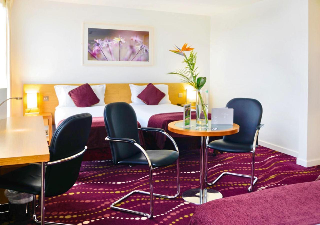 Family Room,1739372311:JPEG