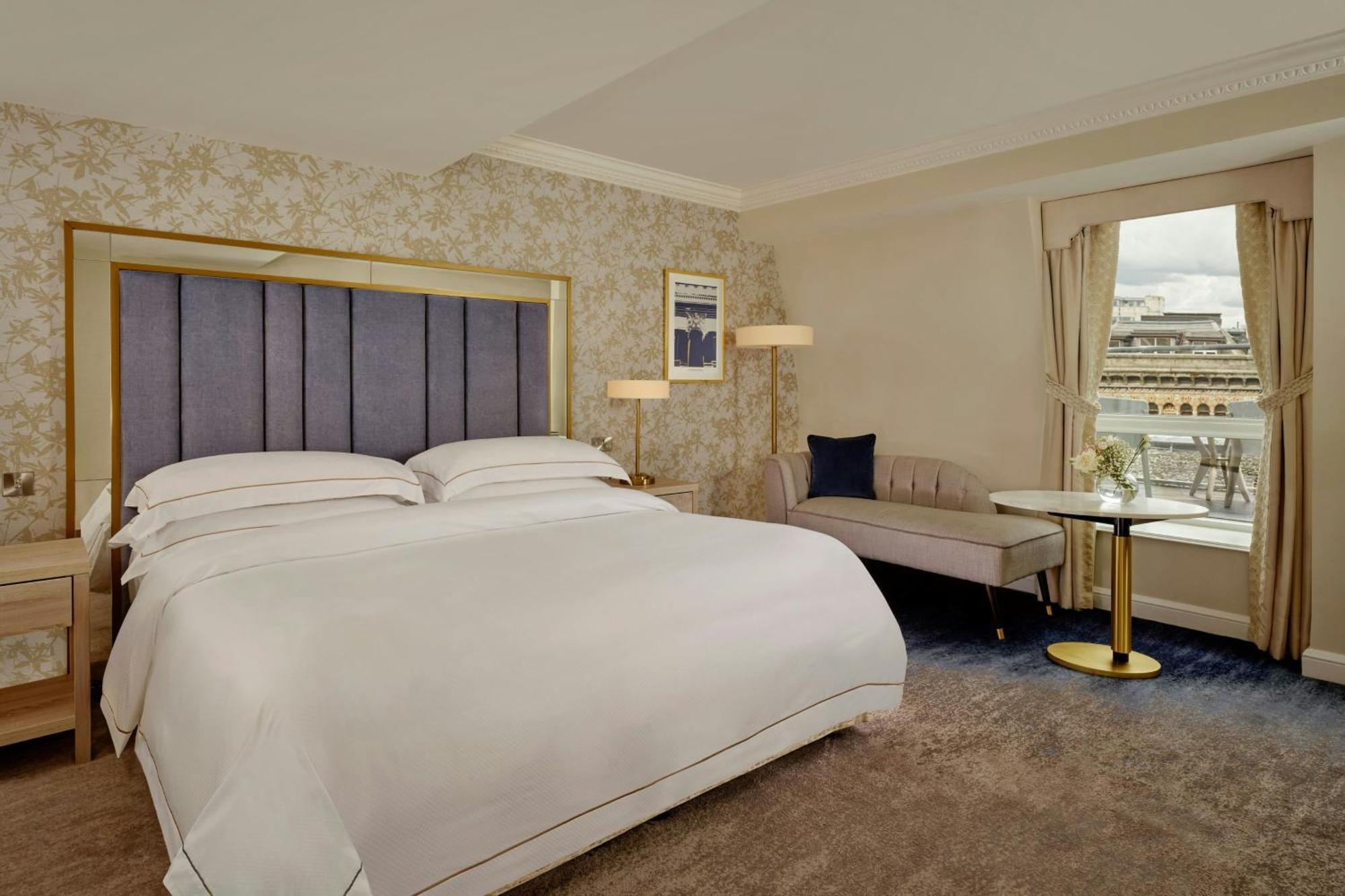 Heritage Deluxe King Room Balcony City View